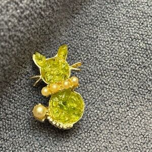 VINTAGE Brooch in peridot/pearls